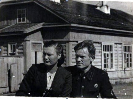 Ольга Ивановна и Александр Иванович Антипины на фоне Мотской почтовой станции. 1947 г. 